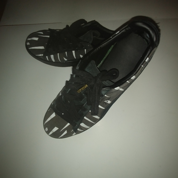 EUC MENS VERY UNIQUE SIZE 9 PUMA RUNNING SHOES - Picture 2 of 3